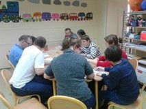 Uczestnicy zajęć pracują