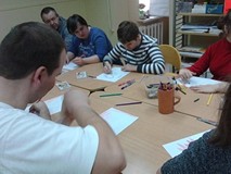 Uczestnicy zajęć pracują