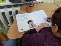 Jedna z uczestniczek rysuje ilustrację do książki