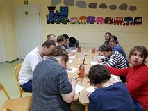 Uczestnicy zajęć pracują