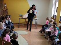 Bibliotekarka prezentuje grupie przedszkolaków książki