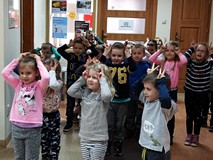 Dzieci zastygły w bezruchu, to pomnik Koziołka Matołka