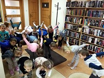 Dzieci zastygły w bezruchu, to pomnik Kamila Stocha