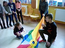 Zabawa z chustą animacyjną - CZY ZNASZ MOJE IMIĘ?