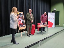 Od lewej: Z-ca dyrektora KBP Beata Sawa-Jovanoska otwiera spotkanie, Vincent V. Severski, prowadzący