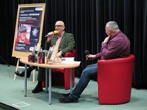Przy stoliku na fotelach siedzą, od lewej: Vincent V. Severski oraz prowadzący spotkanie Piotr Pawło