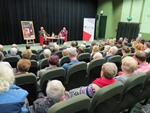 Publiczność zgromadzona na spotkaniu z Vincentem V. Severskim, w głębi widać autora i prowadzącego