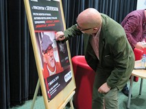 Vincent V. Severski składa pamiątkowy autograf na plakacie promującym spotkanie