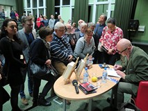 Miłośnicy twórczość Vincenta V. Severskiego oblegają autora w oczekiwaniu po autograf