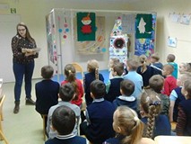 Pani bibliotekarka czyta książkę dzieciom