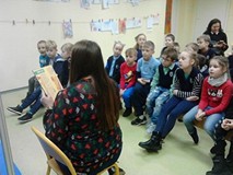 Pani bibliotekarka czyta książkę dzieciom