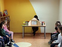 Bibliotekarka czyta grupie dzieci