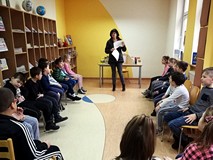 Bibliotekarka prezentuje dzieciom książki o przyjaźni