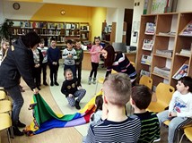 Dzieci bawią się w CZY ZNASZ MOJE IMIĘ