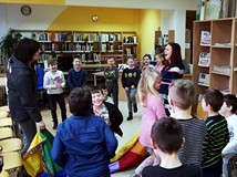Dzieci bawią się w CZY ZNASZ MOJE IMIĘ