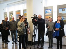 Uczestnicy wernisażu wystawy fotograficznej „Cztery pory roku”