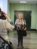 Sabina Marcinkowska wita  publiczność zgromadzoną na wernisażu wystawy fotograficznej „Cztery pory r