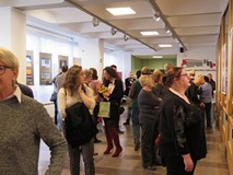 Uczestnicy wernisażu wystawy fotograficznej „Cztery pory roku”