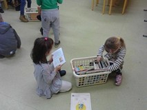 Dzieci oglądają książki