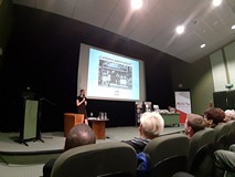 Anna Tomaszewska podczas spotkania na temat Japonii, w głębi widać fragment prezentacji, na pierwszy