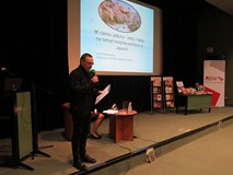 Dyrektor Koszalińskiej Biblioteki Publicznej, Dariusz Pawlikowski wita publiczność zgromadzoną na sp