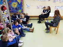 Bibliotekarka czyta dzieciom książkę