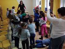 Bibliotekarka żegna się z grupą.