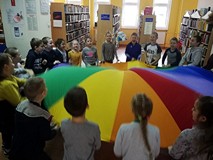 Kolejna zabawa z chustą integracyjną