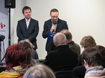 Dyrektor KBP wita uczestników wykładu „Wiosenne rośliny cebulowe”, po jego prawej stronie stoi Paweł
