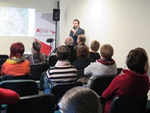 Paweł Kaźmierski podczas wykładu „Wiosenne rośliny cebulowe”, na pierwszym planie widnieje zgromadzo