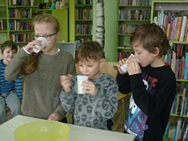 Uczniowie piją wodę o różnych smakach