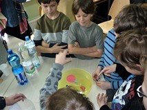 Uczniowie sprawdzają, które przedmioty toną szybciej od pozostałych