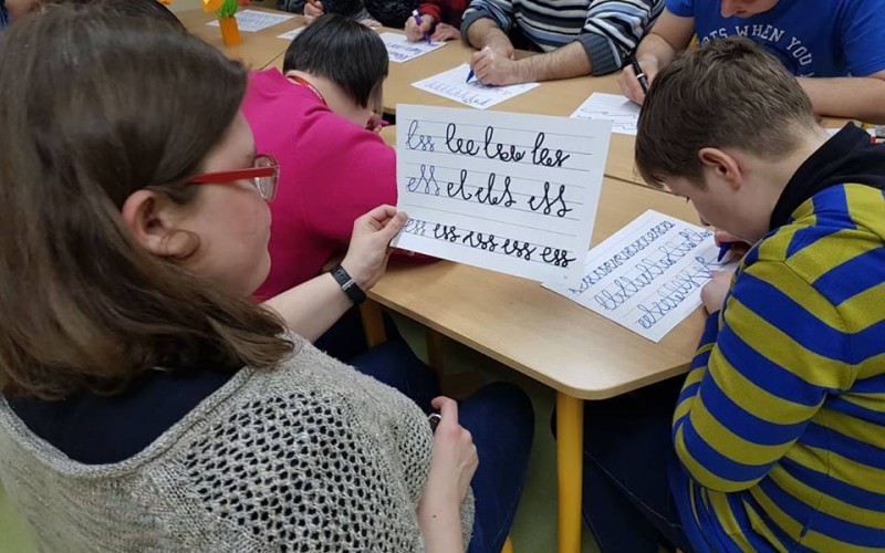 Uczestniczka zajęć prezentuje swoją pracę.