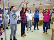 Uczestnicy zajęć tańczą do piosenki.