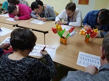 Uczestnicy zajęć rysują szlaczki.