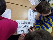 Uczestnicy zajęć rysują szlaczki.