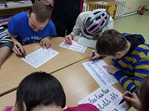 Uczestnicy zajęć rysują szlaczki.