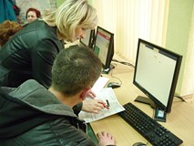 Urzędnik Urzędu Skarbowego udziela informacji zainteresowanemu