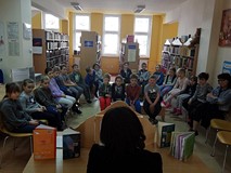 Głośne czytanie w teatrzyku kamishibai