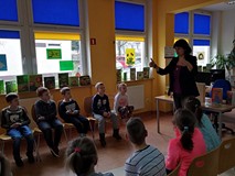 Bibliotekarka wita pierwszoklasistów