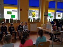 Bibliotekarka czyta pierwszoklasistom