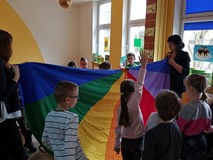 Zabawa z chustą animacyjną - CZY ZNASZ MOJE IMIĘ?