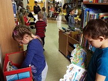 Dzieci oglądają książeczki z biblioteczki malucha