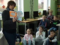Bibliotekarka czyta dzieciom książkę