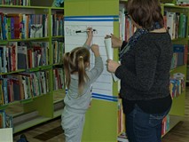 Dzieci rozwiązują krzyżówkę