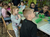 Dzieci wykonują książeczkę metodą origami