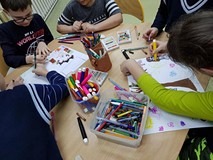 Uczestnicy zajęć tworzą prace plastyczne.