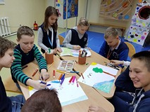 Uczestnicy zajęć tworzą prace plastyczne.