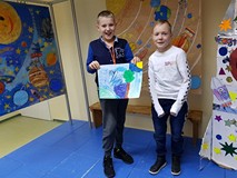 Uczestnicy prezentują swoją pracę plastyczną.