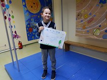 Uczestnicy prezentują swoją pracę plastyczną.